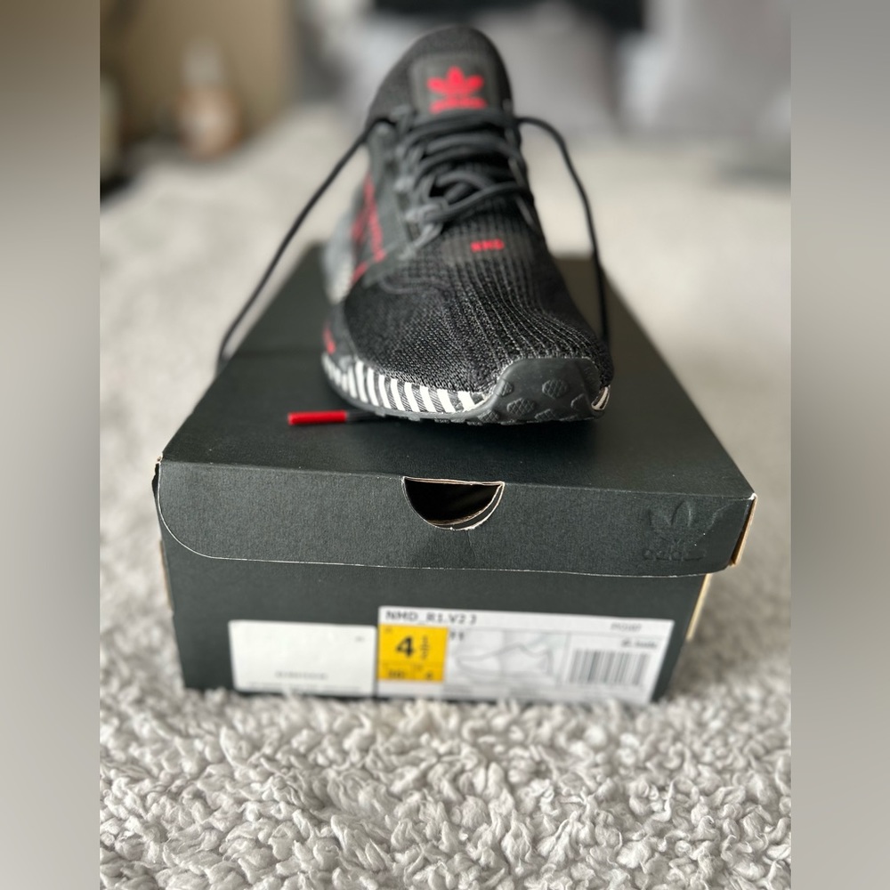 NMD_R1.V2 J Adidas Sneakers 👟